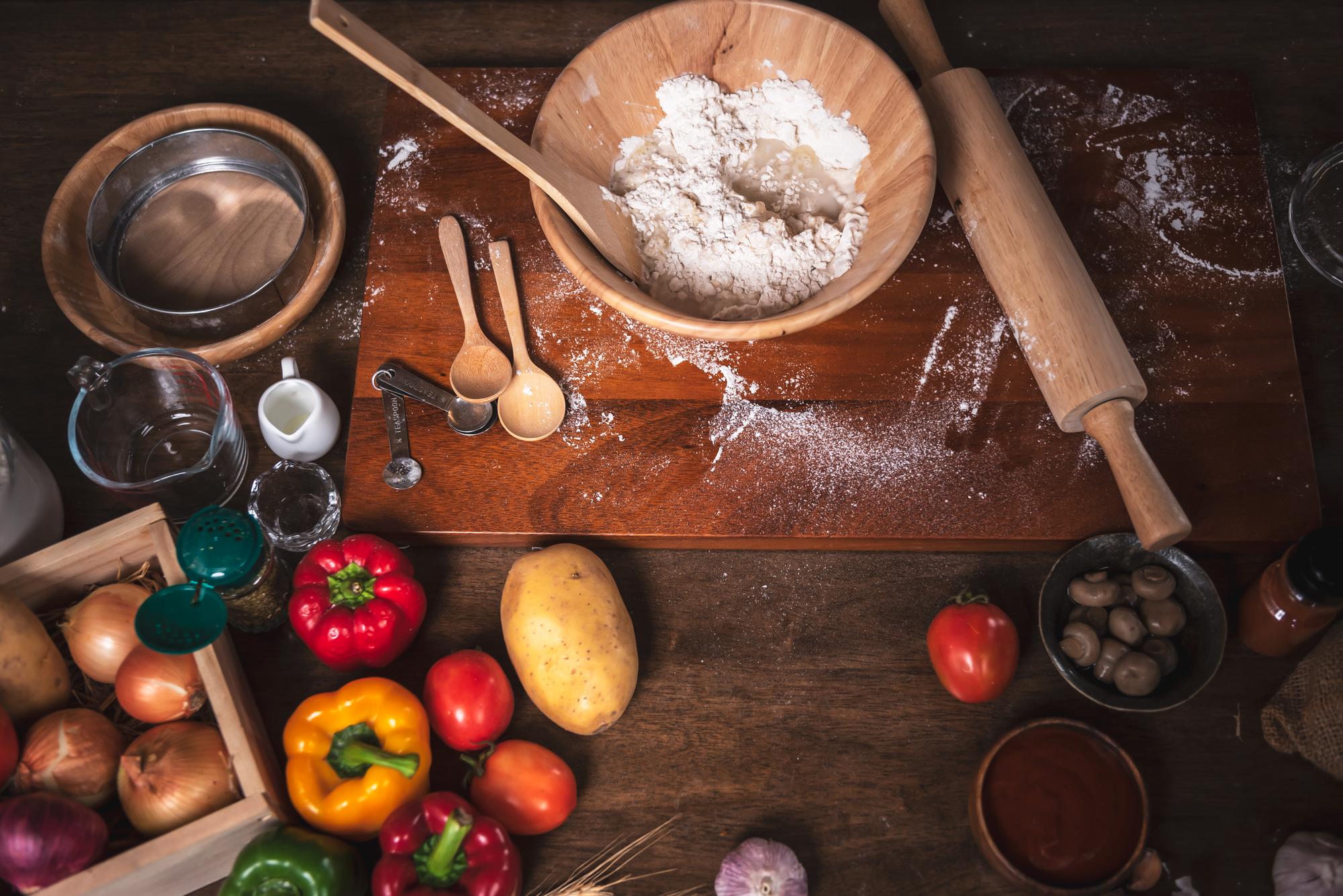 Tavolo di lavoro con ingredienti selezionati