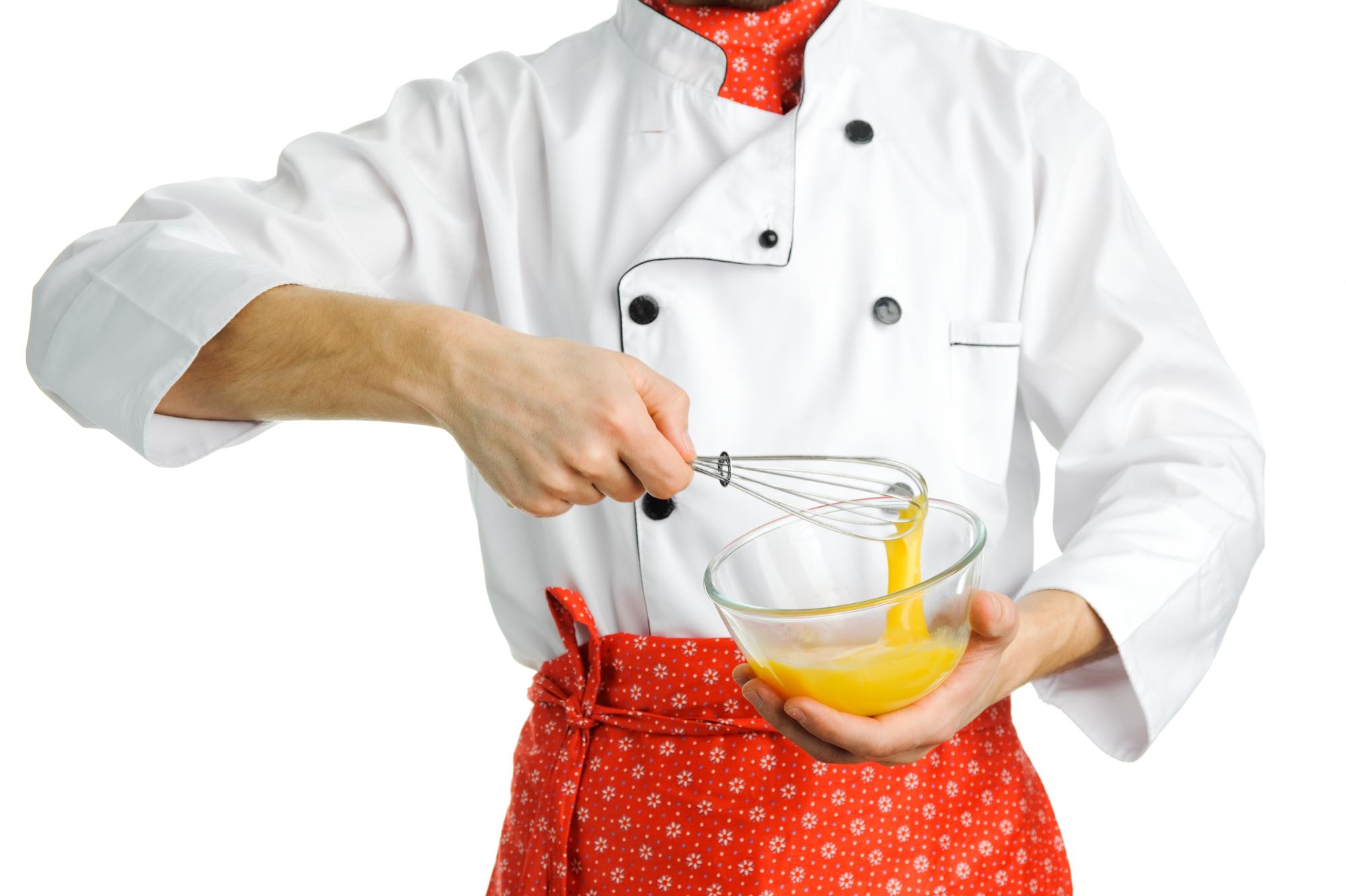 Chef che prepara un piatto raffinato in cucina